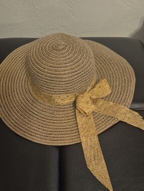 Women’s Wide Brim Straw Sun Hat with Decorative Bow - Beige